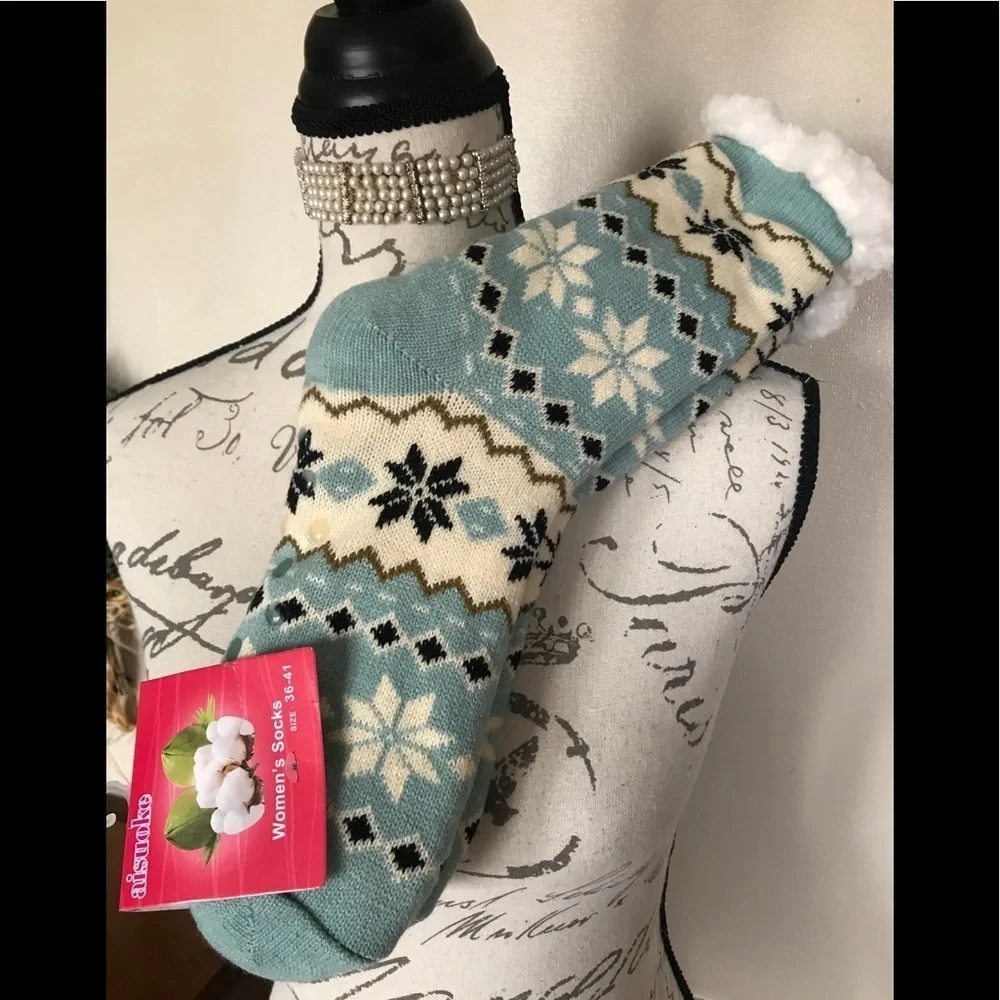 Women’s Snowflake Fuzzy Warm Socks NWT